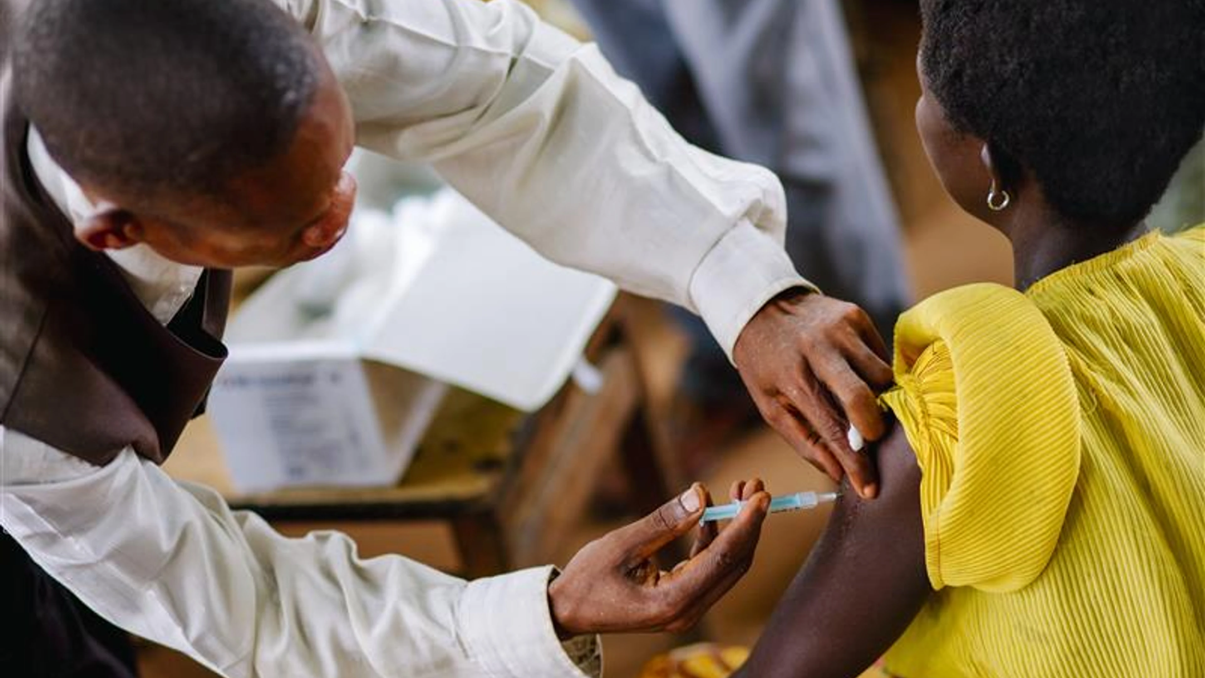 Doctor administering vaccine in DRC